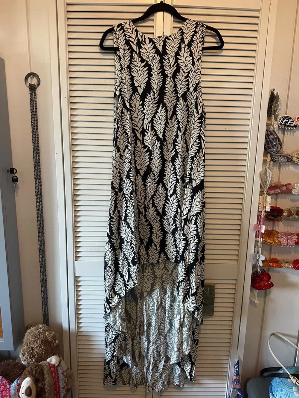 Sleeveless Black and White Leaf-Print High-Low Maxi Dress